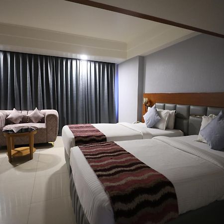 Eastin Hotels Хайдарабад Экстерьер фото